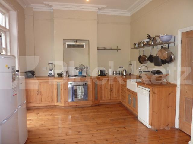 			MUST SEE !!!, 4 Bedroom, 1 bath, 1 reception Flat			 Stapleton Hall Road, FINSBURY PARK N4